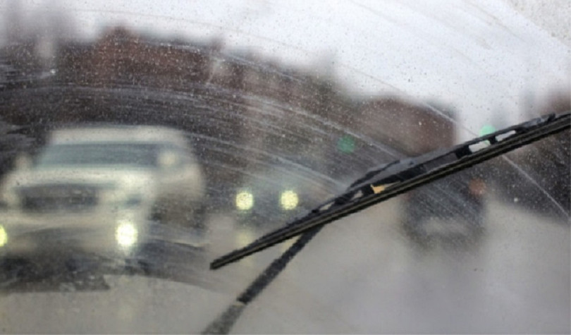 Cần gạt nước cũng không tránh khỏi bị ảnh hưởng. Ảnh: Carburus. Bắt bệnh những vấn đề ô tô dễ gặp phải trong mùa hè