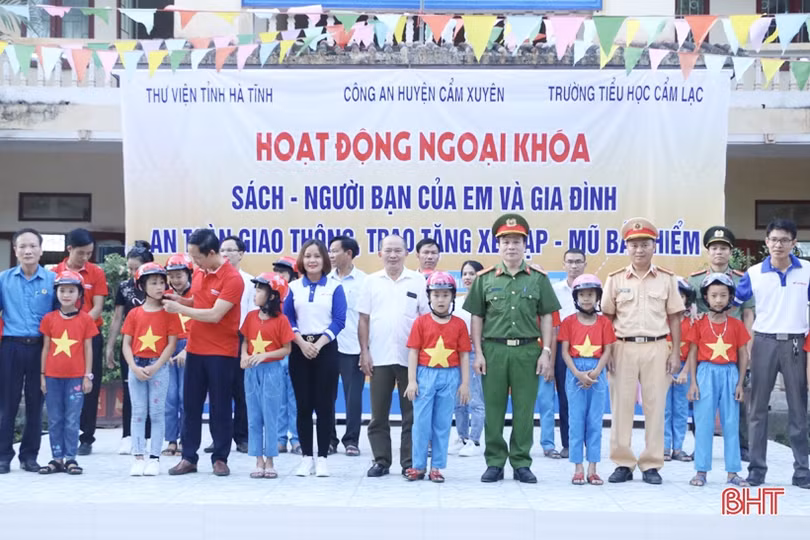 Giúp học sinh vùng xa ở Cẩm Xuyên mê đọc sách, chấp hành pháp luật giao thông