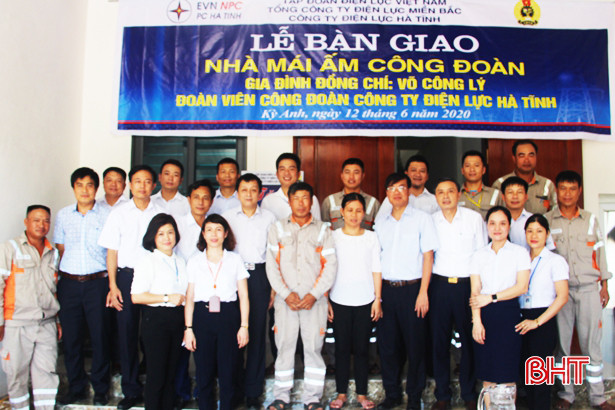 Ngành điện bàn giao “Mái ấm công đoàn” cho đoàn viên khó khăn