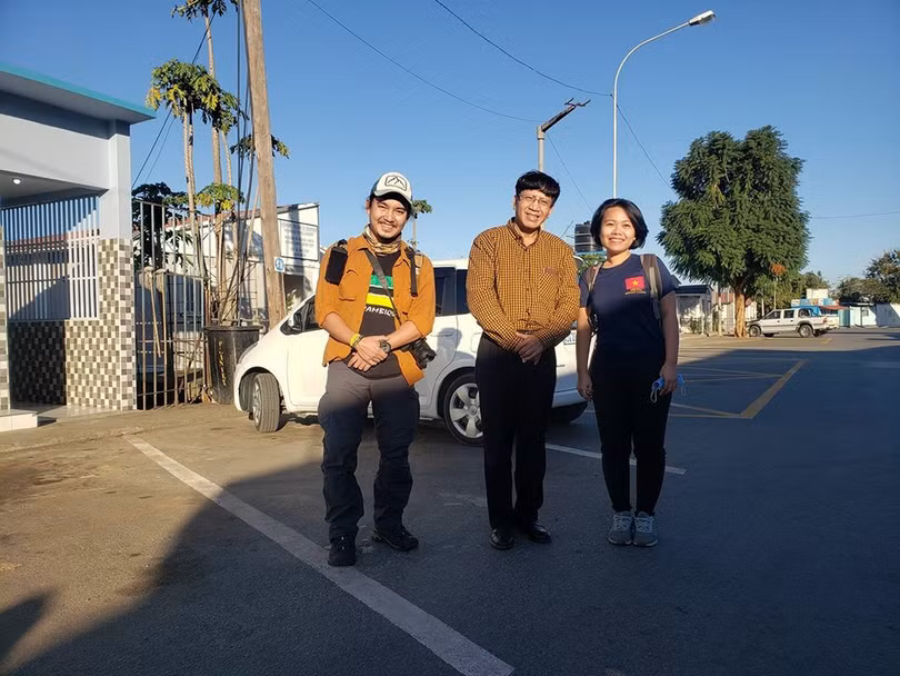 Khoa chụp ảnh cùng nhân viên Đại sứ quán Việt Nam tại Mozambique và một phượt thủ Việt đã rong ruổi cả năm nay ở châu Phi. Phượt thủ Việt vòng quanh thế giới phải hồi hương vì Covid-19