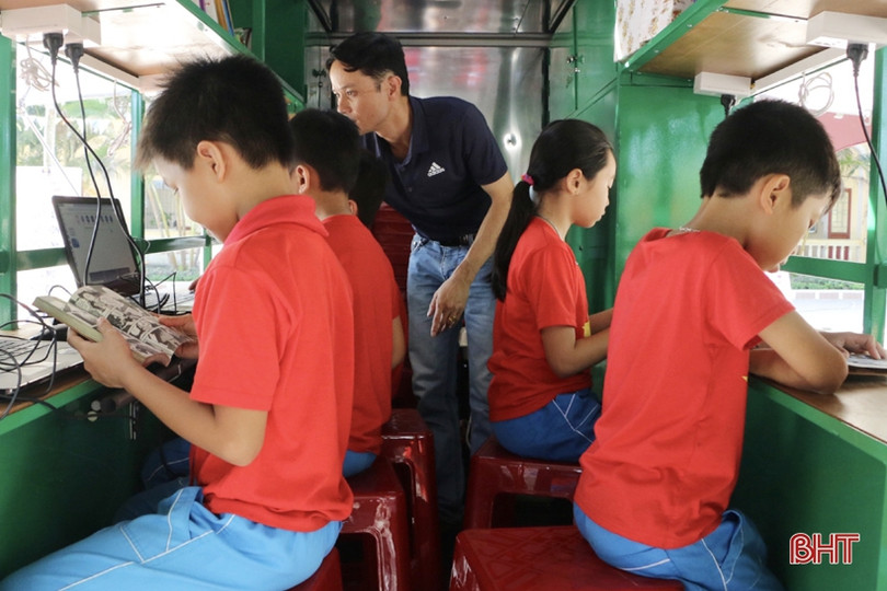 Giúp học sinh vùng xa ở Cẩm Xuyên mê đọc sách, chấp hành pháp luật giao thông