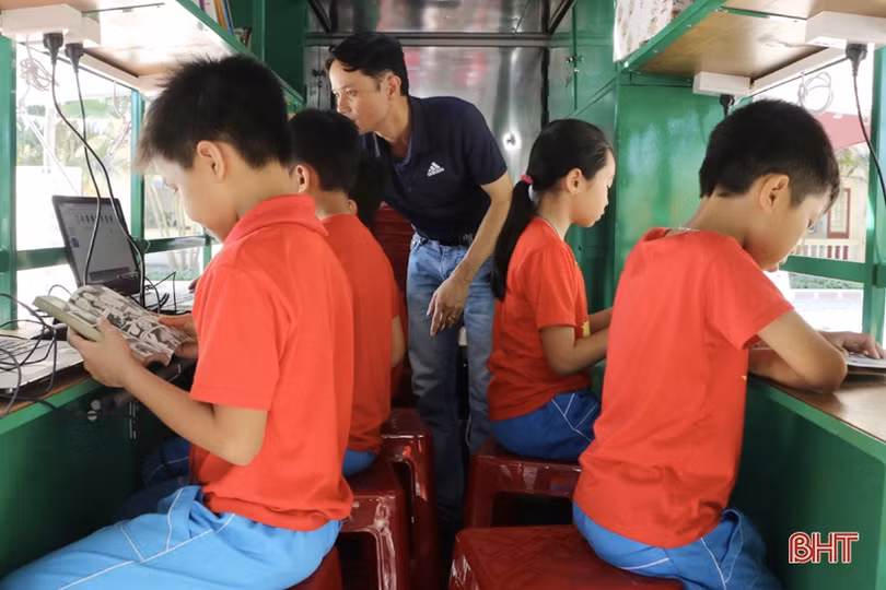 Giúp học sinh vùng xa ở Cẩm Xuyên mê đọc sách, chấp hành pháp luật giao thông