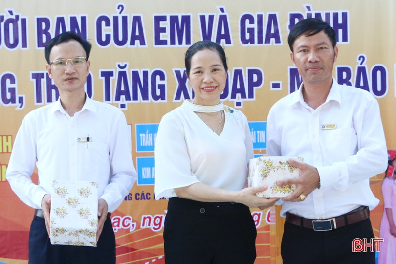 Giúp học sinh vùng xa ở Cẩm Xuyên mê đọc sách, chấp hành pháp luật giao thông