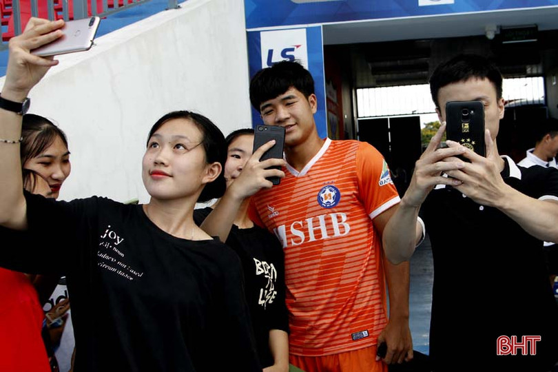 Thầy trò Lê Huỳnh Đức tập làm quen SVĐ Hà Tĩnh