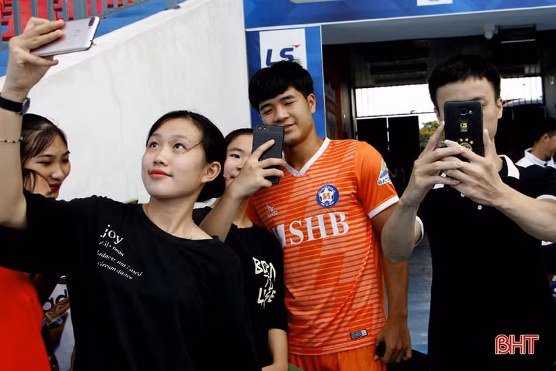 Thầy trò Lê Huỳnh Đức tập làm quen SVĐ Hà Tĩnh