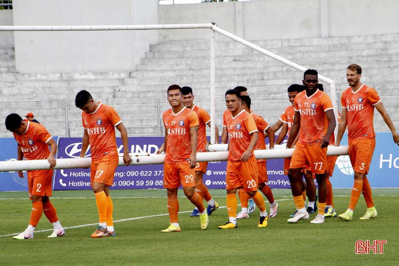 Thầy trò Lê Huỳnh Đức tập làm quen SVĐ Hà Tĩnh