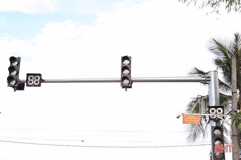 Đèn tín hiệu giao thông “ngủ quên” nhiều ngày ở ngã ba “tử thần”