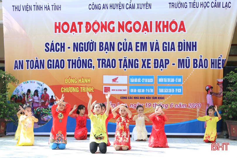 Giúp học sinh vùng xa ở Cẩm Xuyên mê đọc sách, chấp hành pháp luật giao thông