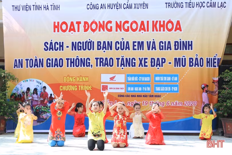 Giúp học sinh vùng xa ở Cẩm Xuyên mê đọc sách, chấp hành pháp luật giao thông