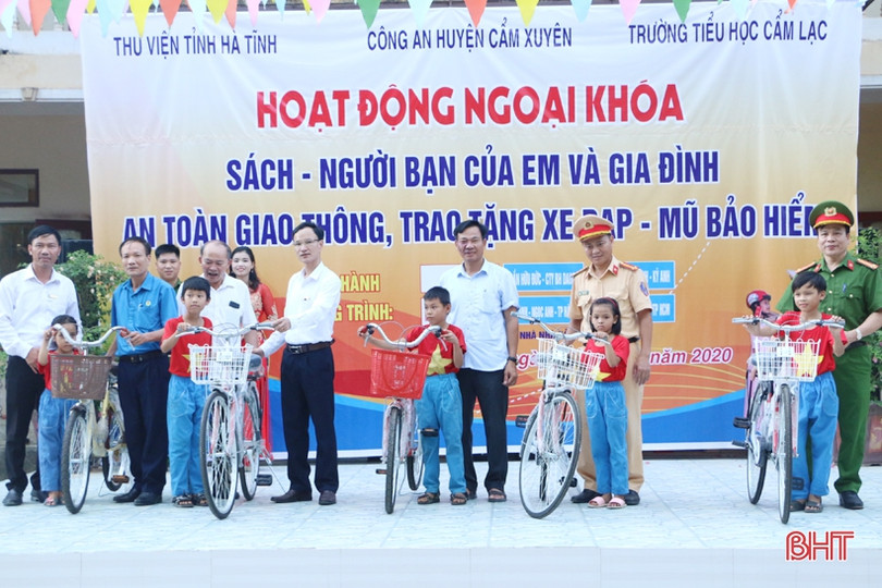 Giúp học sinh vùng xa ở Cẩm Xuyên mê đọc sách, chấp hành pháp luật giao thông