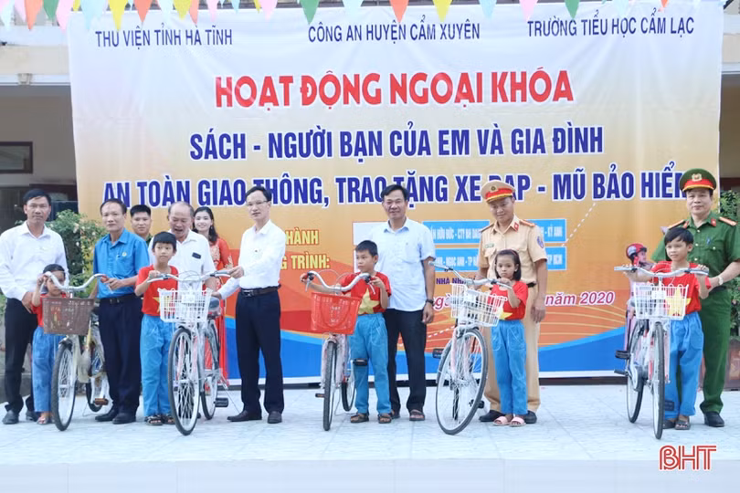 Giúp học sinh vùng xa ở Cẩm Xuyên mê đọc sách, chấp hành pháp luật giao thông