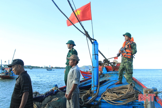Bắt quả tang 2 tàu giã cào khai thác trái phép trên vùng biển Nghi Xuân