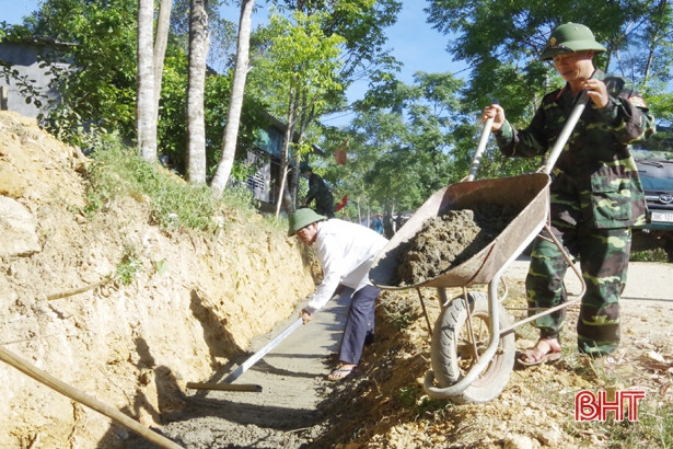 Không quản nắng nóng, gần 120 CBCS giúp xã biên giới Hà Tĩnh làm nông thôn mới
