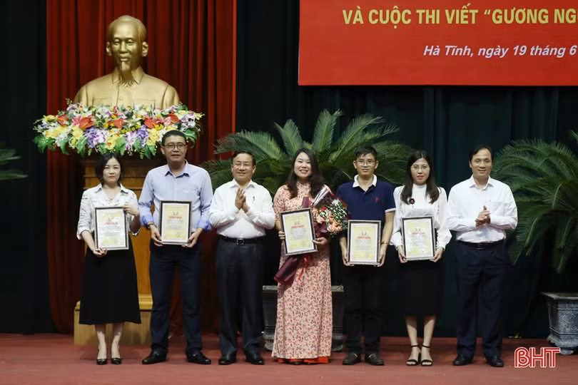 Hà Tĩnh vinh danh 50 tác phẩm đạt Giải Báo chí Trần Phú và “Gương người tốt, việc tốt”