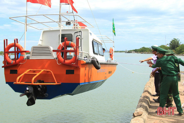 Hạ thủy ca nô cao tốc trị giá 3 tỷ đồng trên sông Lam