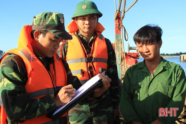 Biên phòng Hà Tĩnh liên tục truy kích tàu giã cào khai thác trái phép trên biển