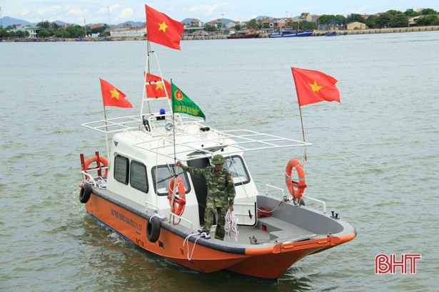 Hạ thủy ca nô cao tốc trị giá 3 tỷ đồng trên sông Lam