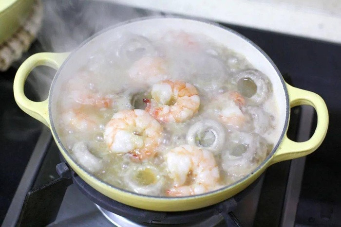 Tôm sốt nấm tỏi đậm vị, món ăn tuyệt ngon để bạn đổi bữa trong ngày hè