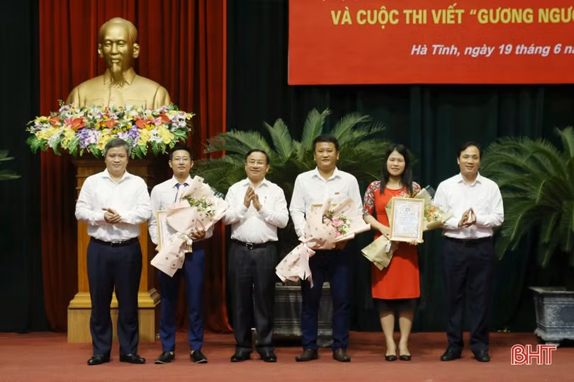 Loạt bài “Nơi tuyến đầu chống dịch” của Báo Hà Tĩnh giành giải A Giải Báo chí Trần Phú năm 2020
