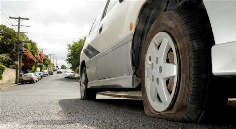 Lốp xe cũng có thể bị xịt, nổ lốp khi di chuyển dưới trời nắng. Ảnh: Cartoq. Bắt bệnh những vấn đề ô tô dễ gặp phải trong mùa hè