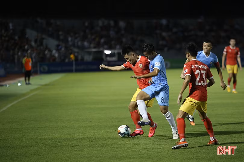 Hồng Lĩnh Hà Tĩnh chia điểm với SHB Đà Nẵng trong ngày các chân sút “vô duyên”