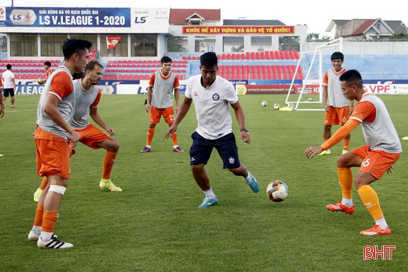 Thầy trò Lê Huỳnh Đức tập làm quen SVĐ Hà Tĩnh