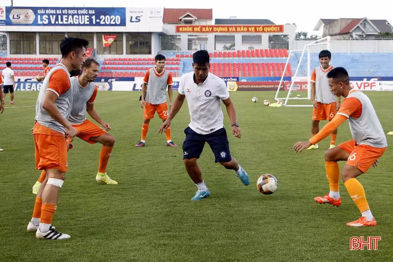 Thầy trò Lê Huỳnh Đức tập làm quen SVĐ Hà Tĩnh