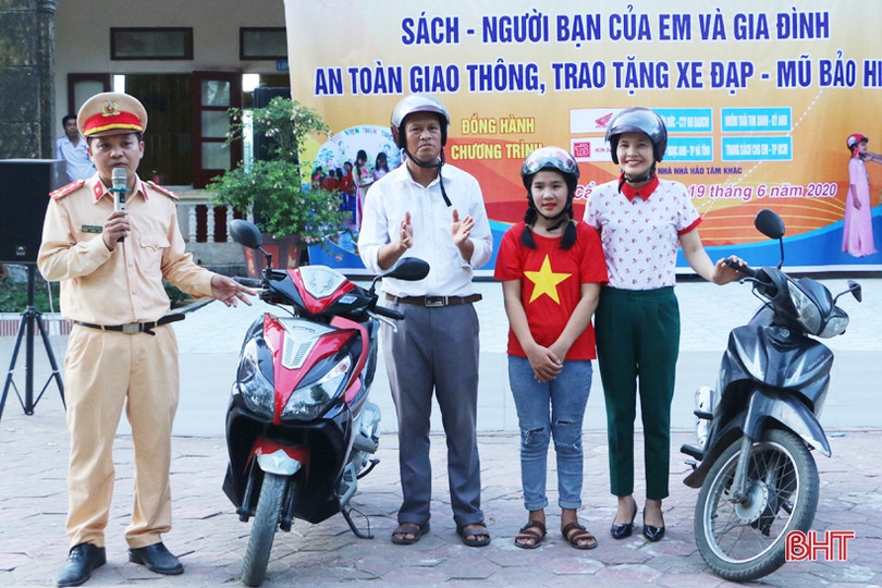 Giúp học sinh vùng xa ở Cẩm Xuyên mê đọc sách, chấp hành pháp luật giao thông