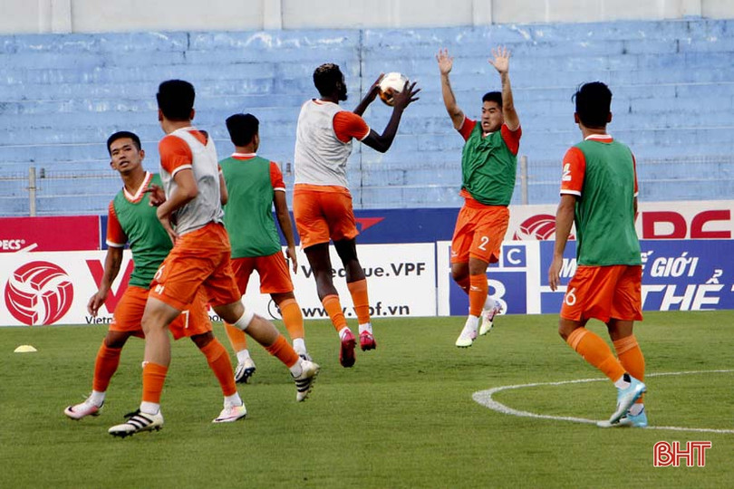 Thầy trò Lê Huỳnh Đức tập làm quen SVĐ Hà Tĩnh