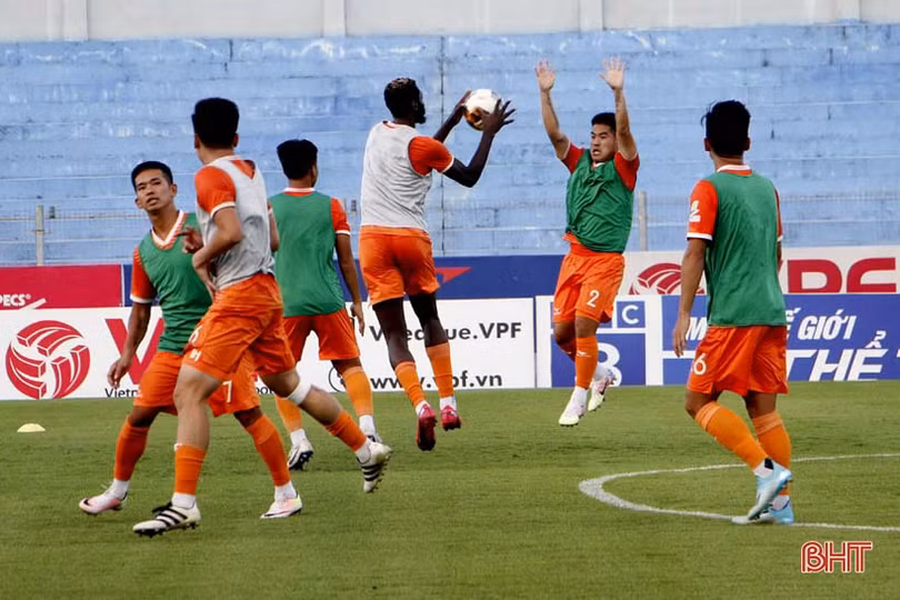 Thầy trò Lê Huỳnh Đức tập làm quen SVĐ Hà Tĩnh