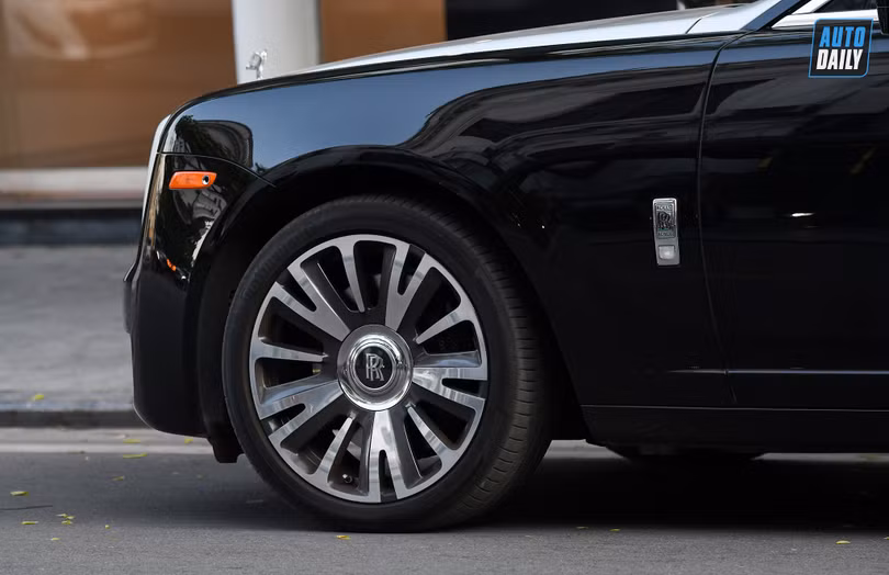 Chiêm ngưỡng Rolls-Royce Ghost 2019 độc nhất Việt Nam