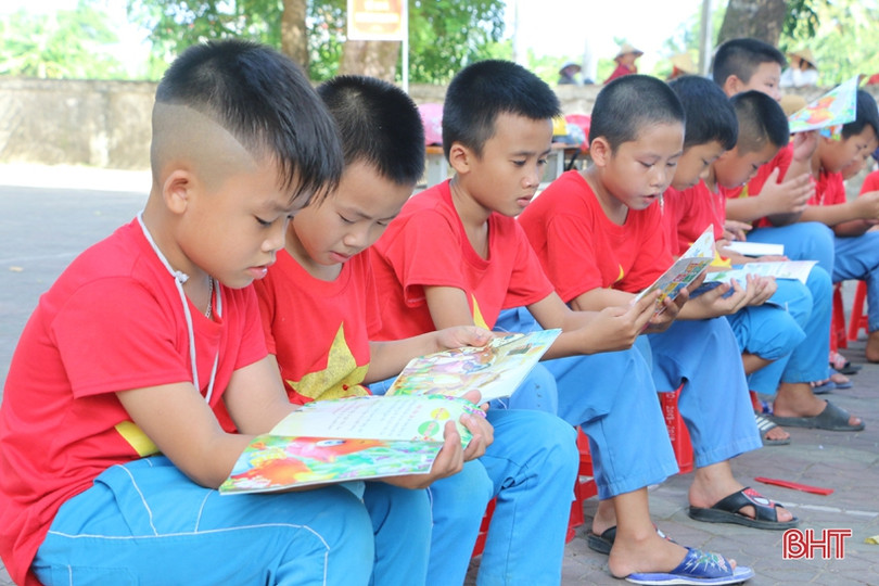 Giúp học sinh vùng xa ở Cẩm Xuyên mê đọc sách, chấp hành pháp luật giao thông