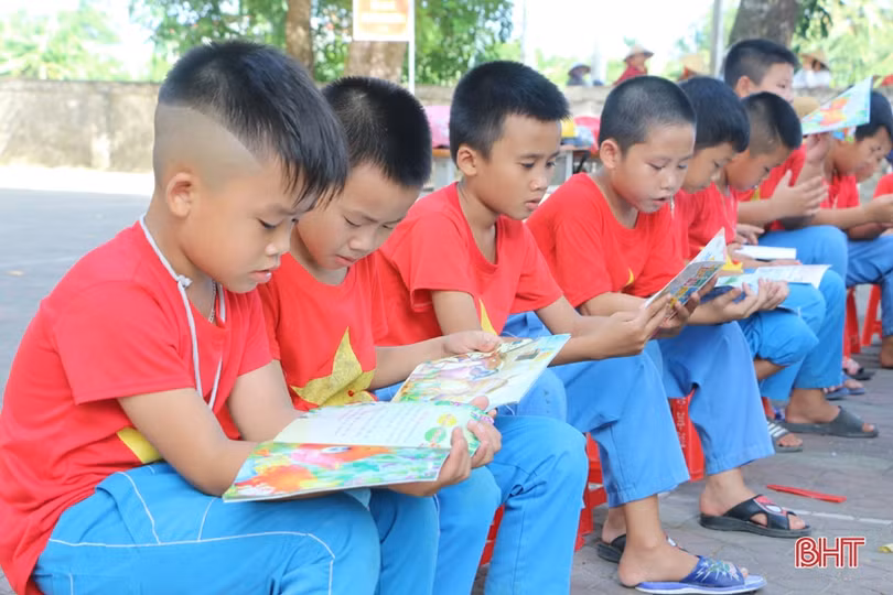 Giúp học sinh vùng xa ở Cẩm Xuyên mê đọc sách, chấp hành pháp luật giao thông