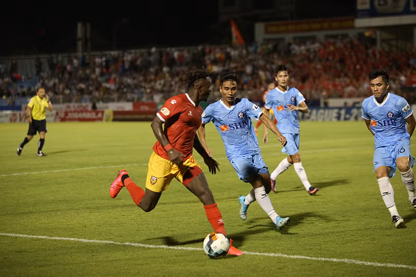 Hồng Lĩnh Hà Tĩnh chia điểm với SHB Đà Nẵng trong ngày các chân sút “vô duyên”