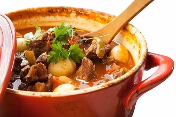 Trời lạnh, mẹ đảm nấu gà hầm khoai tây ăn vào ngày đông ngon xuất sắc