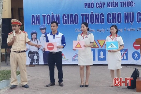 Hơn 300 học sinh miền biển Cẩm Xuyên được tuyên truyền về an toàn giao thông