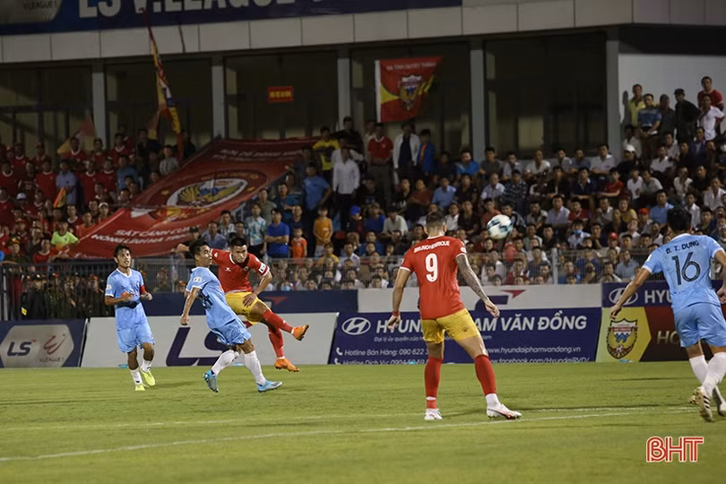 Hồng Lĩnh Hà Tĩnh chia điểm với SHB Đà Nẵng trong ngày các chân sút “vô duyên”