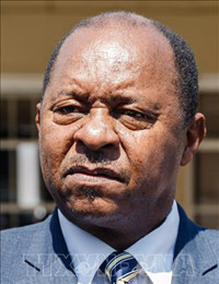 Bộ trưởng Y tế Zimbabwe Obadiah Moyo. Ảnh: AFP/TTXVN Zimbabwe bắt Bộ trưởng Y tế trong bê bối mua thiết bị chống dịch Covid-19