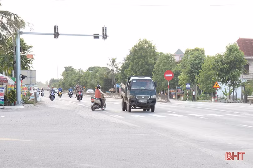 Đèn tín hiệu giao thông “ngủ quên” nhiều ngày ở ngã ba “tử thần”