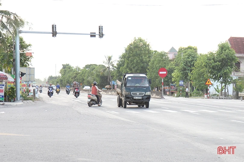 Đèn tín hiệu giao thông “ngủ quên” nhiều ngày ở ngã ba “tử thần”