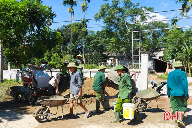 Vượt nắng nóng, 60 cán bộ, chiến sĩ giúp người dân xã miền núi Hà Tĩnh xây dựng nông thôn mới