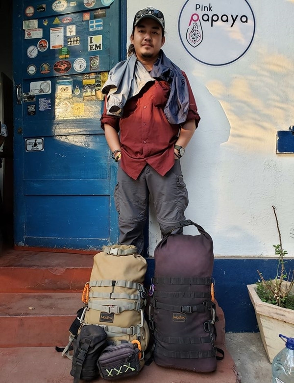 Khoa thu dọn hành lý rời hostel. Phượt thủ Việt vòng quanh thế giới phải hồi hương vì Covid-19