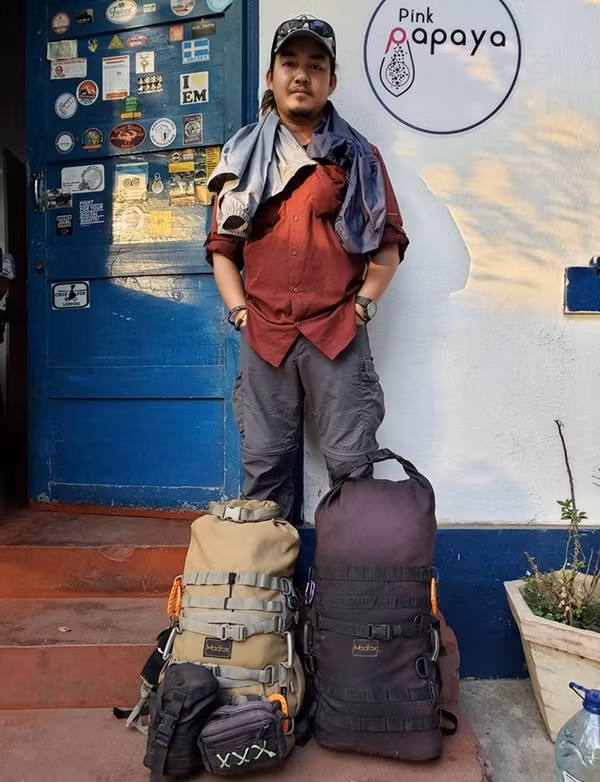 Khoa thu dọn hành lý rời hostel. Phượt thủ Việt vòng quanh thế giới phải hồi hương vì Covid-19