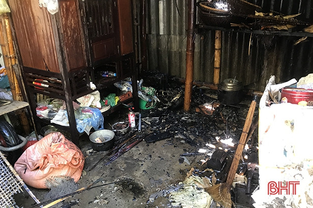 Một nhà dân nhà ở TP Hà Tĩnh bốc cháy giữa trưa