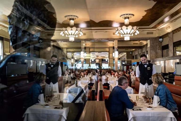 Châu Âu mở cửa biên giới trở lại trong muôn vàn nỗi lo