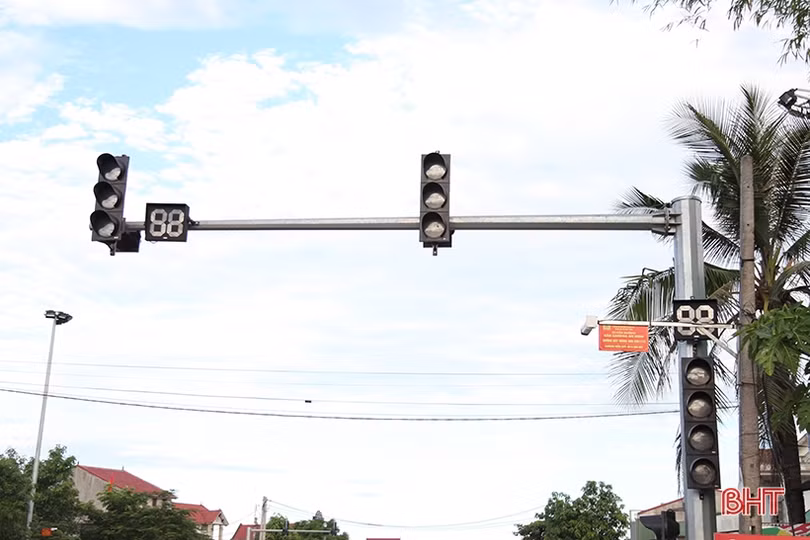 Đèn tín hiệu giao thông “ngủ quên” nhiều ngày ở ngã ba “tử thần”