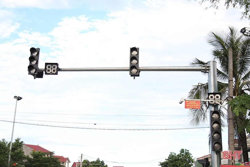 Đèn tín hiệu giao thông “ngủ quên” nhiều ngày ở ngã ba “tử thần”