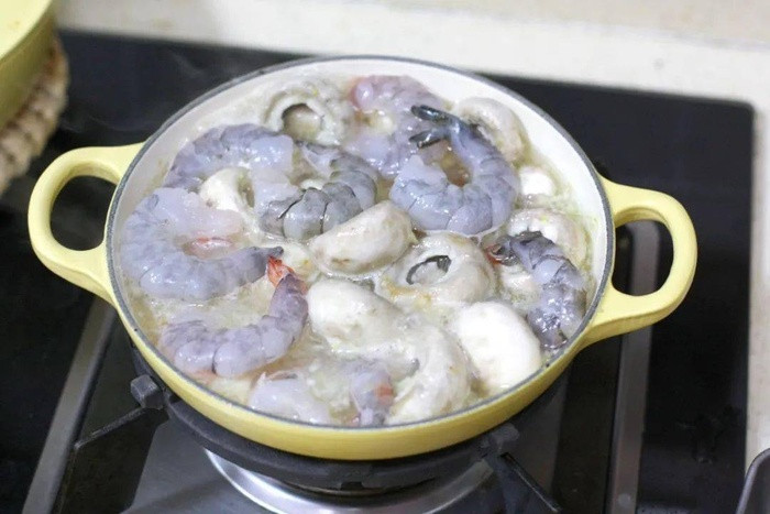 Tôm sốt nấm tỏi đậm vị, món ăn tuyệt ngon để bạn đổi bữa trong ngày hè