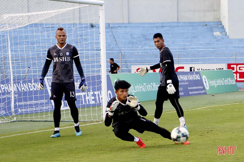 Thầy trò Lê Huỳnh Đức tập làm quen SVĐ Hà Tĩnh