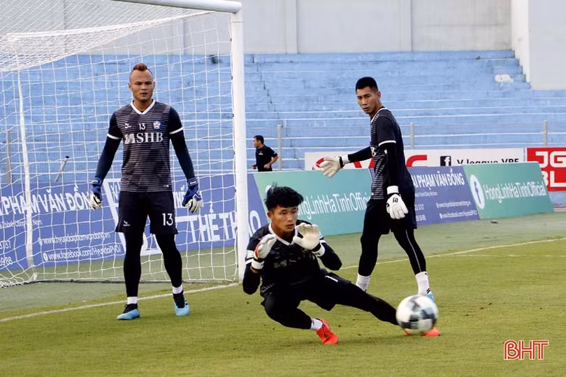 Thầy trò Lê Huỳnh Đức tập làm quen SVĐ Hà Tĩnh